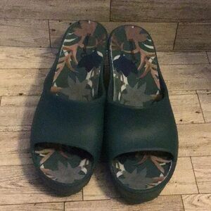 NWOT Size 9 Teal Wedge Slides